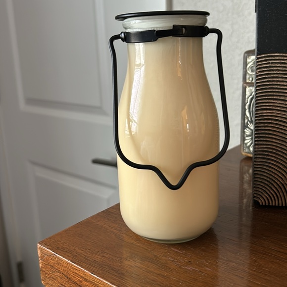 Milkhouse Candle Co. Brown butter pumpkin. 14 oz. Made in USA. Smells wonderful. - Picture 2 of 4